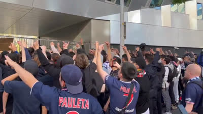Aficionados del PSG insultando a Leo Messi
