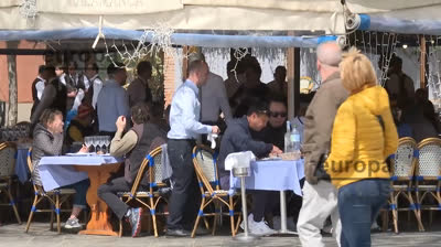 El paro baja en 73.890 personas en el mes de abril de 2023