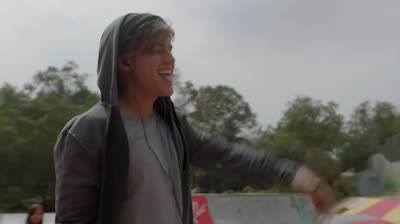 C-7 Nadar Con Tiburones